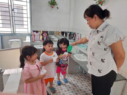 Lợi ích của việc cho trẻ súc miệng bằng nước muối mỗi ngày