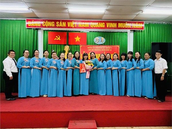 LỄ KẾT NẠP ĐẢNG VIÊN MỚI - Đ/c NGUYỄN THỊ THUỶ