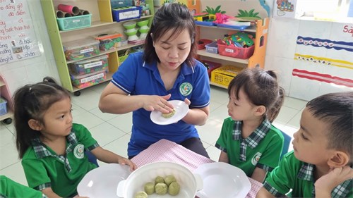 Bé kheo tay làm bánh trung thu