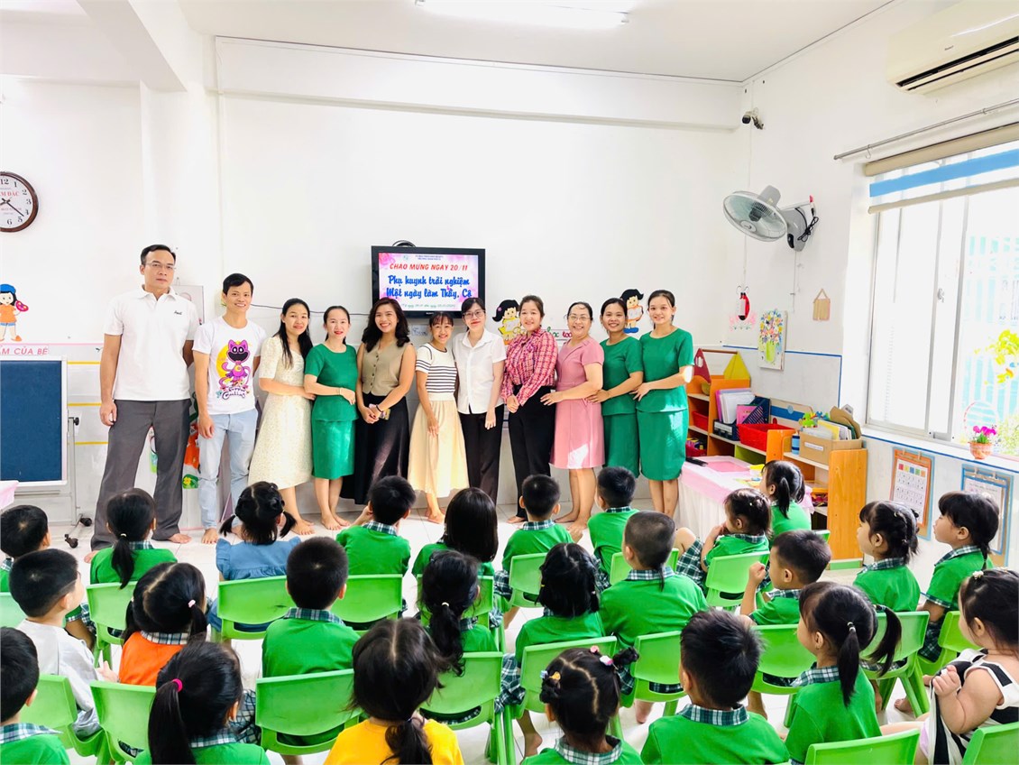 Phụ huynh trải nghiệm một ngày làm thầy, cô