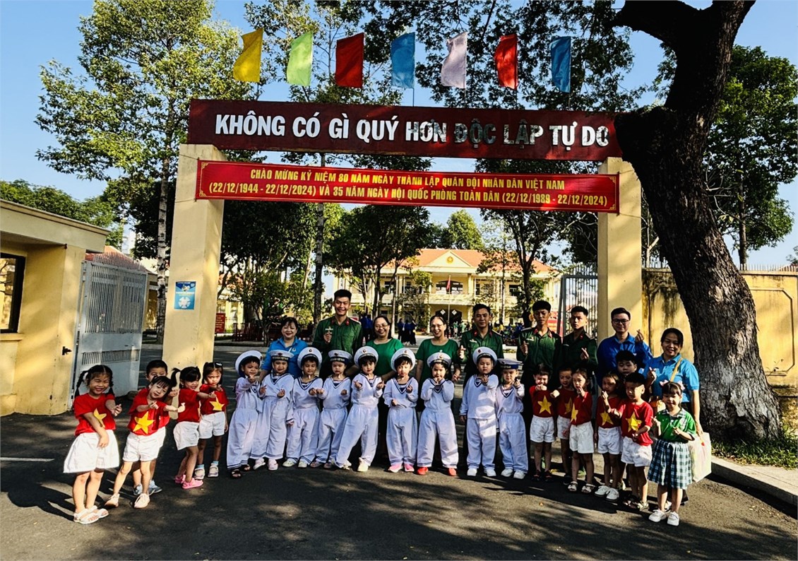Bé vui cùng chú bộ đội