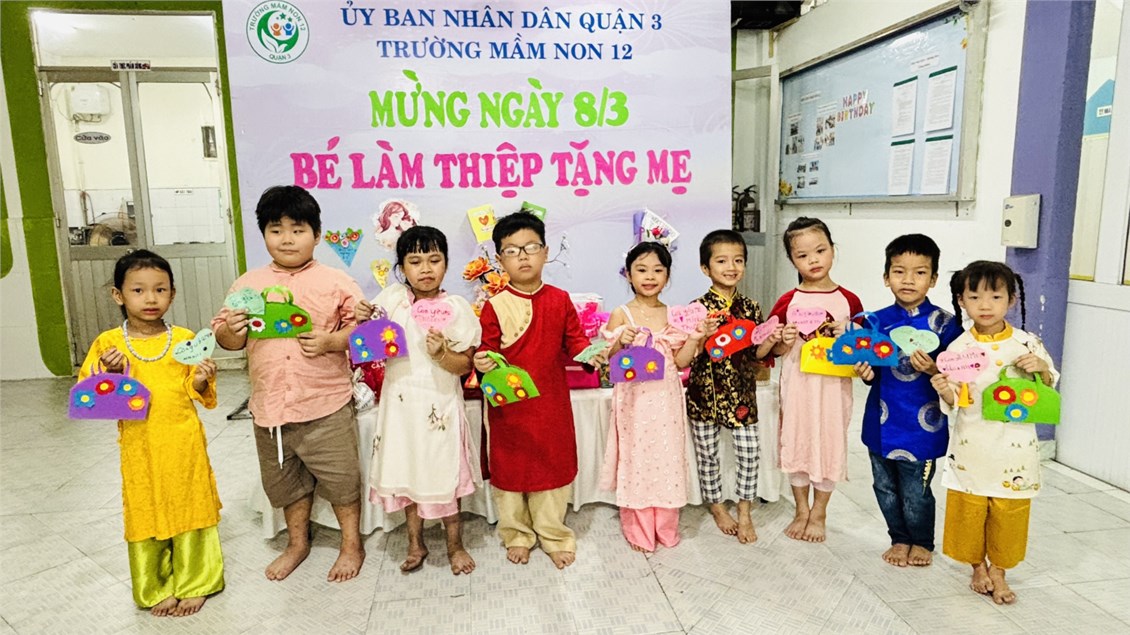 Bé làm thiệp mừng ngày 8/3 - những lời yêu thương từ đôi bàn tay nhỏ
