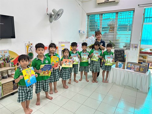 Giờ học gấp kẹp sách của bé yêu lớp lá 2