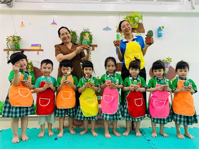 Bé tô màu và vẽ gai cây xương rồng