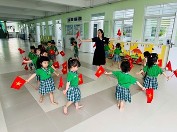 Bé tập thể dục sáng
