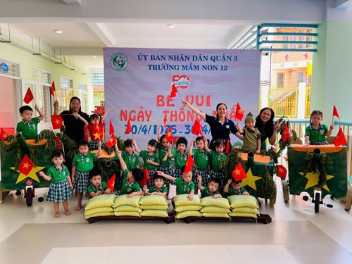Bé chơi vận động