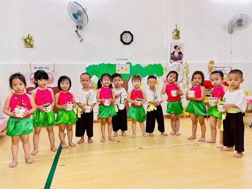 Giờ học: Nặn nụ hoa tầm xuân - Vui chơi: Xiên que đồng giá