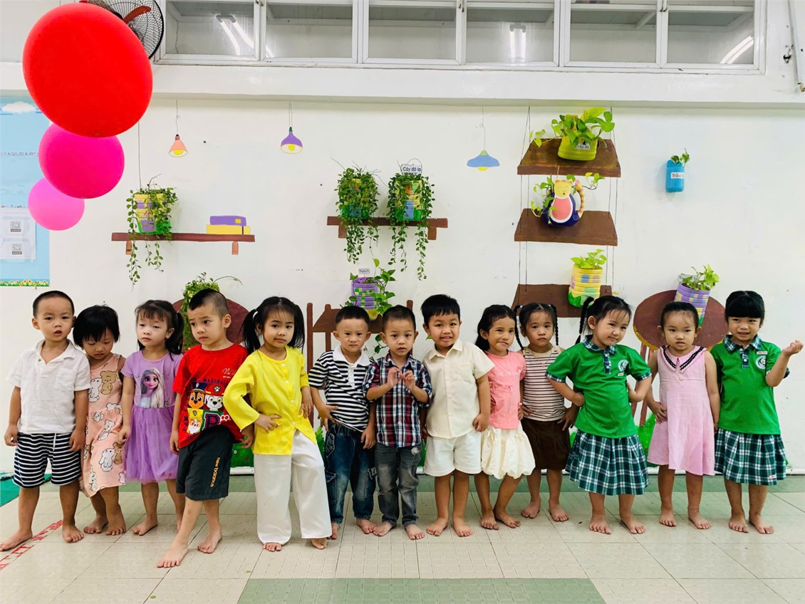 Bé vui chơi và lì xì đầu năm mới