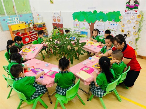Bé làm thiệp tặng mẹ ngày 8/3