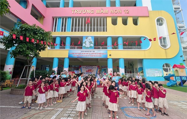 Các bé mẫu giáo 5-6 tuổi trường Mầm non 12 tham quan trường tiểu học Cách Mạng tháng Tám