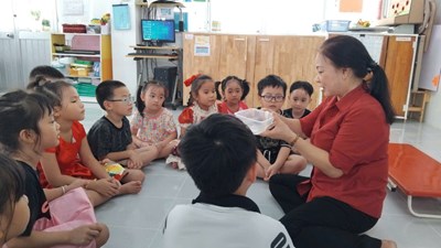 TẠO HÌNH : Làm thuyền bằng dây thun ( 5 -6 tuổi )