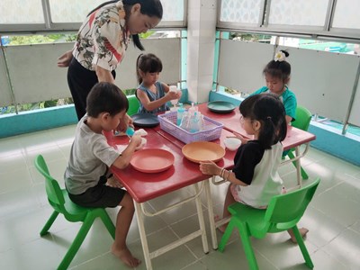 Hoạt động khám phá khoa học : Bong bóng cầu vòng ( Lứa tuổi : 5-6 tuổi )