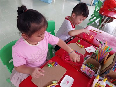 Tạo hình bằng ống hút theo ý thích. Lứa tuổi ( 5-6 tuổi )