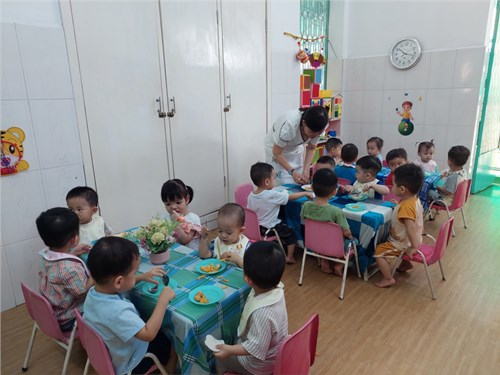 Bé ăn buffet trưa