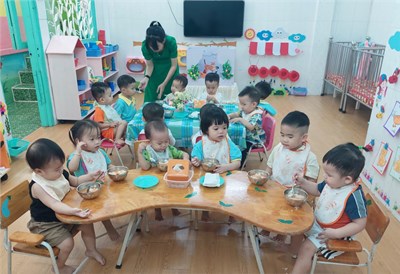 Thao tác rửa tay, lau mặt và giờ ăn của lớp Họa mi