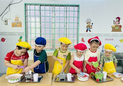 Bé tập làm nội trợ  nước ép dưa hấu 