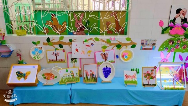 Giờ học Chơi với màu nước của các bé Thỏ Ngọc