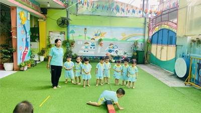 Thể dục: Bò qua vật cản