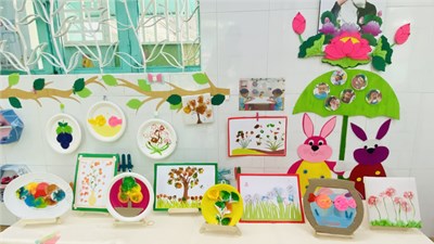 Pttm: bé chơi với màu nước
