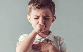 Trẻ bị ho khan liên tục cha mẹ cần làm gì?