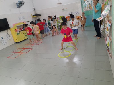 Thể chất: Bật tách khép chân qua 5 ô