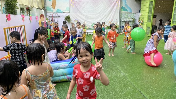 Bé tắm mưa
