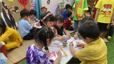 Bé vui hội xuân