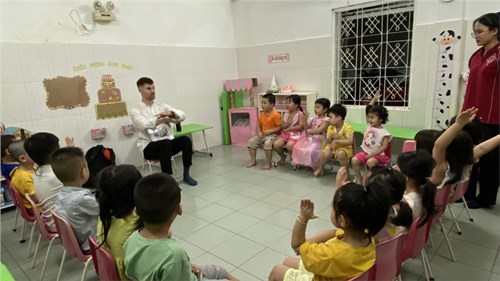 Bé học Anh văn