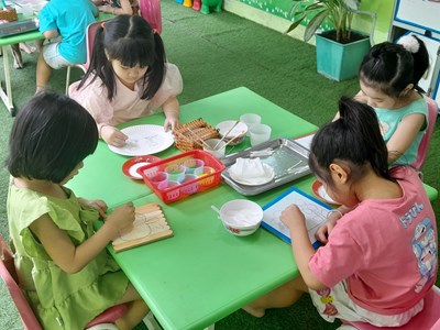 Tạo hình : Làm tranh từ muối