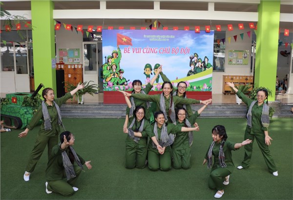 Giáo viên Trường Mầm non 14 biểu diễn tiết mục Mashup “Cô gái mở đường - Những ngôi sao xa xôi” trong Lễ hội kỷ niệm 79 năm Ngày thành lập Quân đội Nhân dân Việt Nam (22/12/1944-22/12/2023)