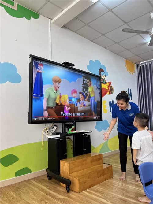 Các bé lớp chồi 2 học anh văn
