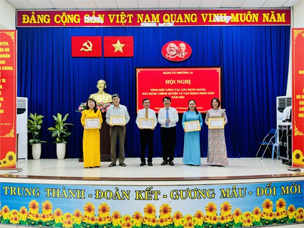 Chi bộ Mầm non 14 nhận khen thưởng đạt thành tích tập thể hoàn thành xuất sắc trong công tác nguồn và phát triển đảng viên năm 2024
