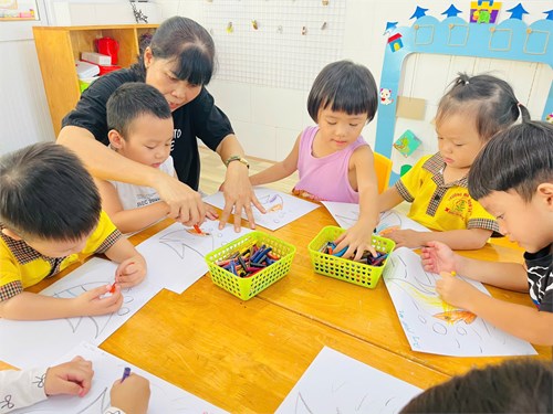 Các bé lớp Mầm 1 trong giờ học vẽ