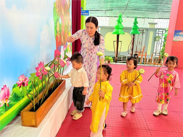 Các bé lớp Cơm Thường 1 tham gia các hoạt động thiết thực Kỷ niệm 135 năm ngày sinh Bác Hồ (19/5/1890 - 18/5/2025)