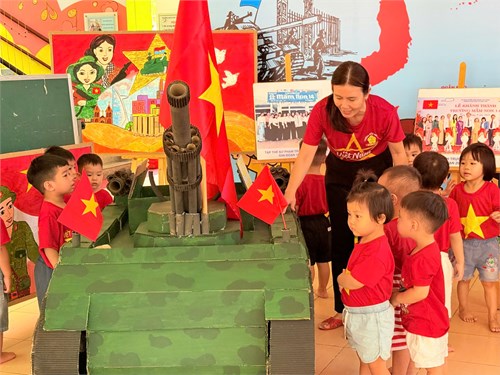 Lớp Cơm Thường 1tham gia hoạt động tìm hiểu về Ngày Giải phóng Miền nam thống nhất đất nước.