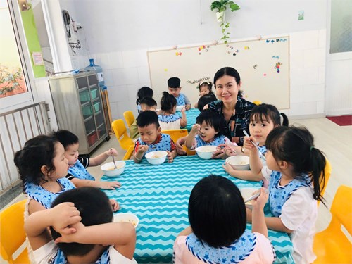 Giờ ăn của các bé lớp Cơm Thường 1.