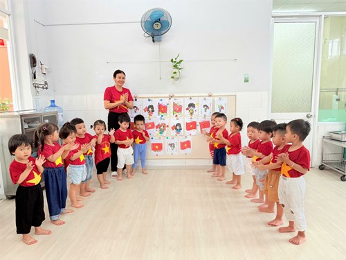 Các bé lớp Cơm Thường 1 tham gia hoạt động phát triển tình cảm xã hội và thẩm mỹ.