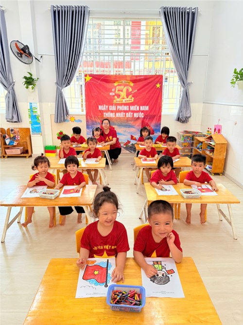 Các bé lớp Cơm Thường 1 tham gia hoạt động phát triển tình cảm xã hội và thẩm mỹ