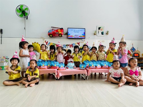 Lớp Cơm thường 2 tổ chức sinh nhật cho các bé có ngày sinh nhật trong tháng 3