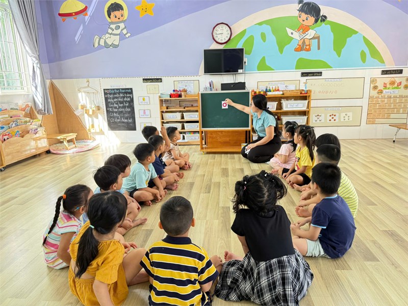 Giờ học nhận biết chữ cái O, Ô, Ơ của các bé lớp Lá 3