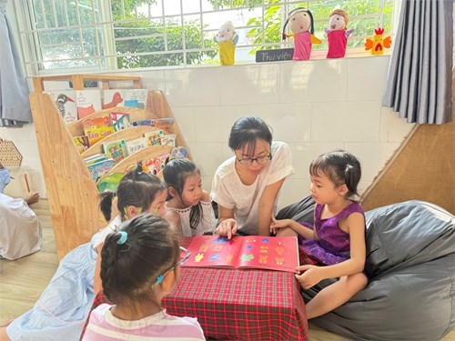 Phụ huynh và các bé lớp Lá 3 hưởng ứng tuần lễ đọc sách và học tập suốt đời