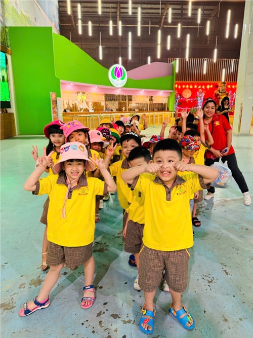 Các bạn lớp lá 4 tham quan công viên Đầm Sen