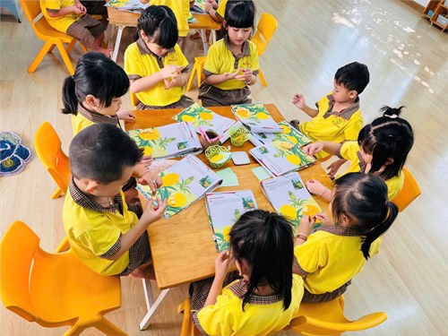 Giờ học tạo hình trái thơm của các bạn lớp Lá 4