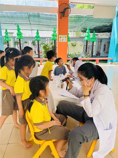 Các bạn lớp Lá 4 tham gia khám sức khỏe định kỳ