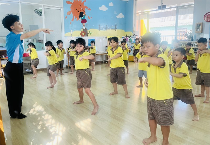 Các bạn lớp Lá 4 trong giờ học nhịp điệu