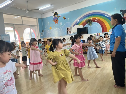Các bạn lớp lá 4 trong giờ học Võ