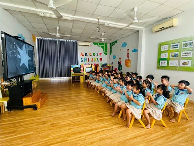 Các bạn lớp Lá 4 tham gia buổi chiếu phim tài liệu kỷ niệm 50 năm Ngày Giải phóng miền Nam, thống nhất đất nước (30/4/1975 – 30/4/2025)