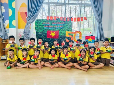 Hoạt động trải nghiệm “Bé làm xe tăng” chào mừng sự kiện 50 năm ngày giải phóng miền Nam thống nhất đất nước 30/4 của các bạn lớp Lá 4