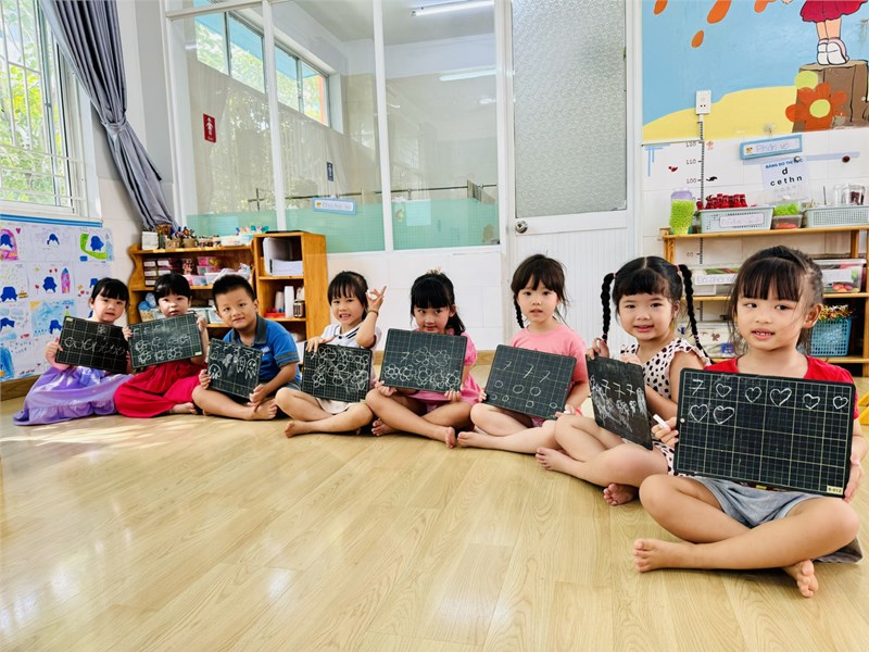 Các bạn lớp Lá 4 trong giờ học LQVT