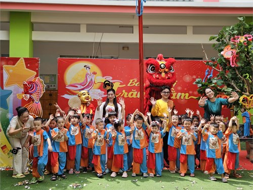 Các bé lớp Chồi 3 tham gia sự kiện  Bé vui Trung thu 